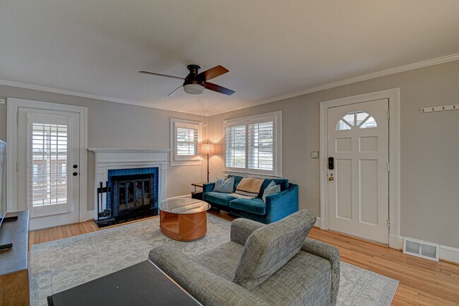 Building Photo - Washington Park 3BR 2Bth Home - available now for both short or long term lease