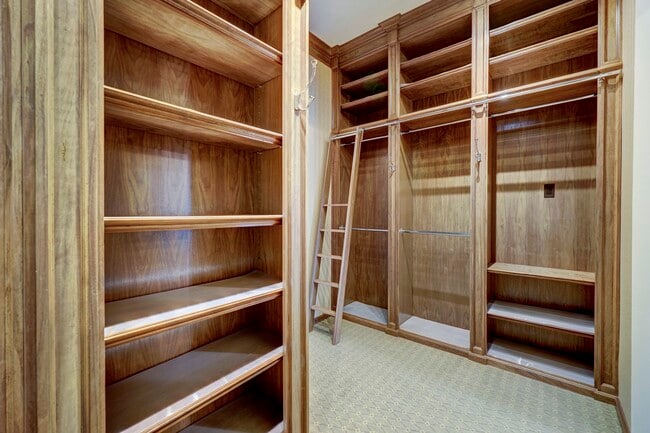 Building Photo - 2727 Kirby Dr