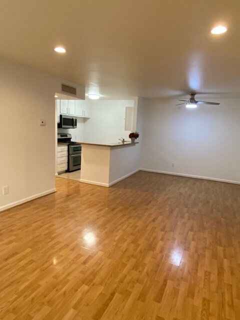 Building Photo - 10331 Lindley Ave