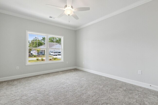 Building Photo - Resort Style living, minutes to town!