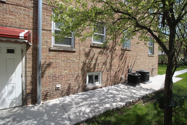 Building Photo - 2901 W Farragut Ave