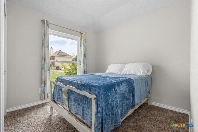 Building Photo - 2804 Bluejay Dr
