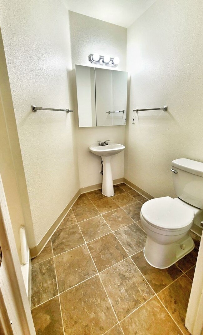 Building Photo - Perfect 3 bed 2 bath with gas Fireplace