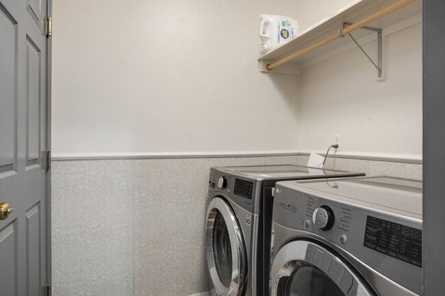 Building Photo - Furnished 3-Bedroom Home with Fenced Yard - Pet Friendly