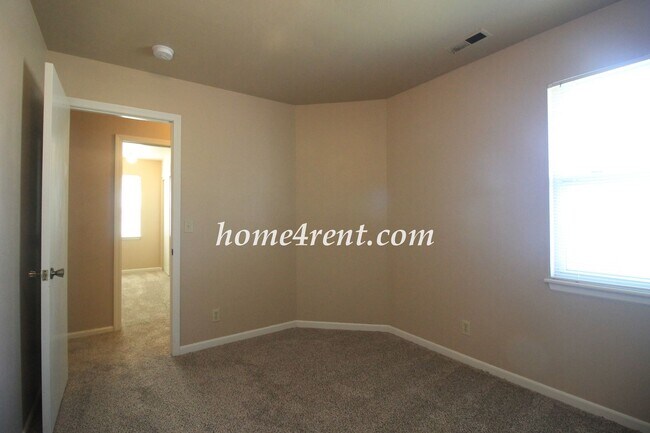 Building Photo - Cozy Olathe Ranch Style Home w/ Wood Floors!