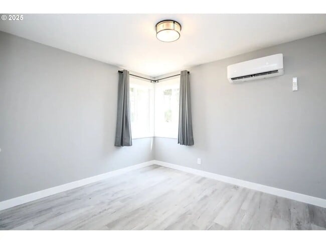 Building Photo - Royal Avenue