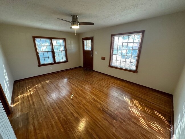 Building Photo - 1411 S Ong St