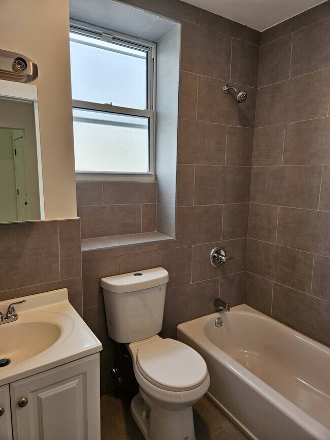 Building Photo - 312 E 26th St