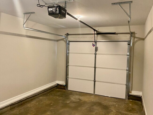 Building Photo - 943 Center Rd