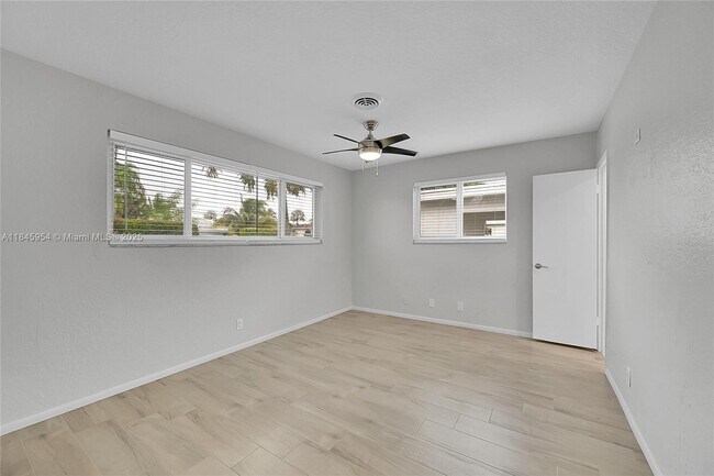 Building Photo - 1001 SW 12th Ct