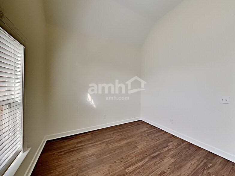 Building Photo - 563 Summit Way