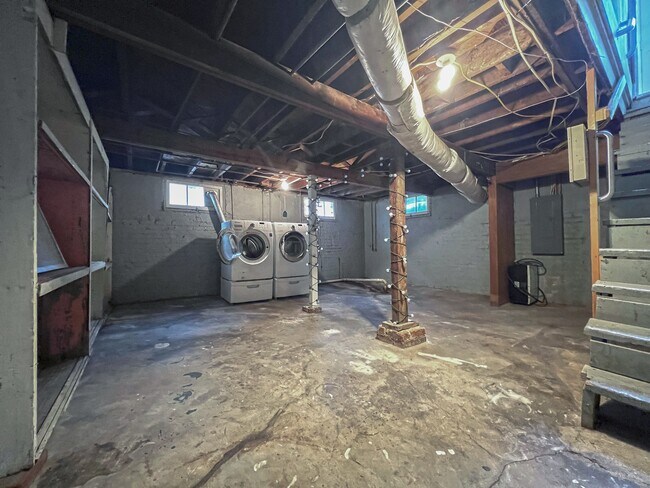 Basement / Laundry - 1418 South Elwood Avenue