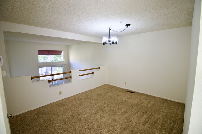 Building Photo - 129 E Court Ln