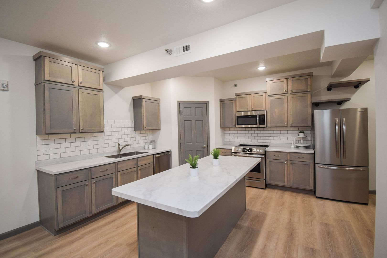 Building Photo - 7446 S Louise Ave