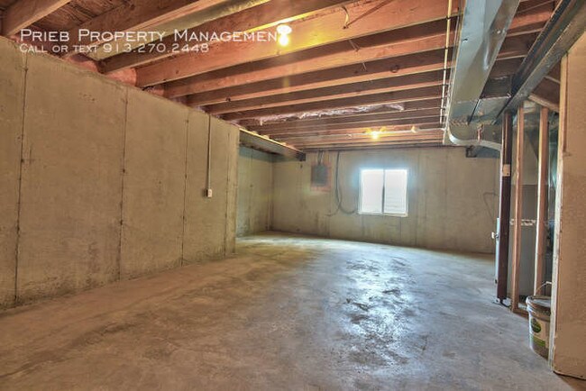 Building Photo - 2134 W Forest Dr