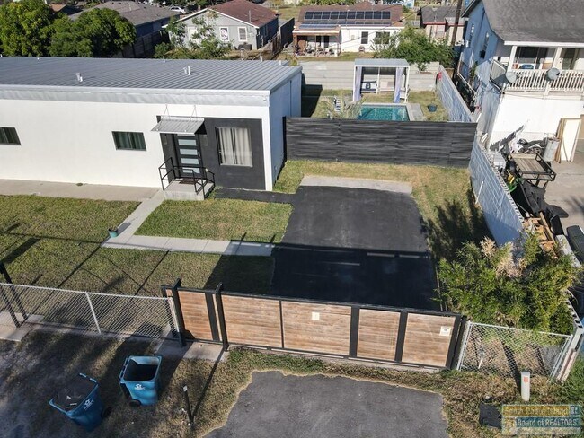 Building Photo - 711 S Shore Dr