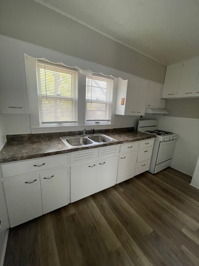 Building Photo - 1337 Nelson Ave