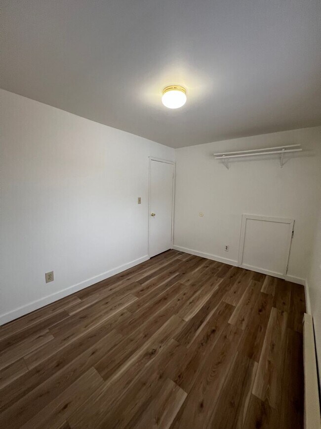 Building Photo - 217 W Irving Ave