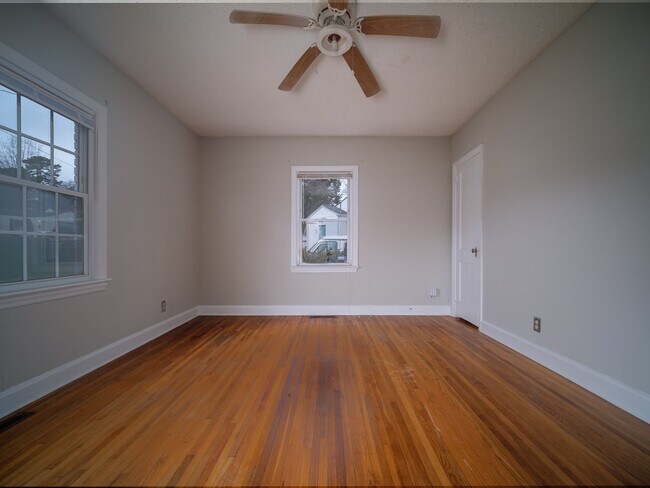 Building Photo - "Charming 3-Bedroom Home with Gleaming Hardwood Floors & 2 Full Baths in Prime Charlotte Location!"