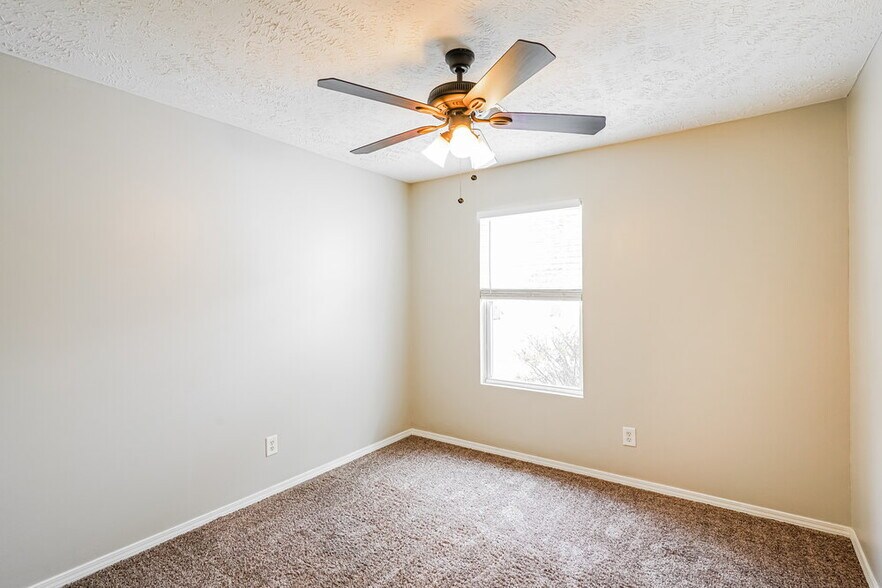 Building Photo - 2735 Sutherland Dr