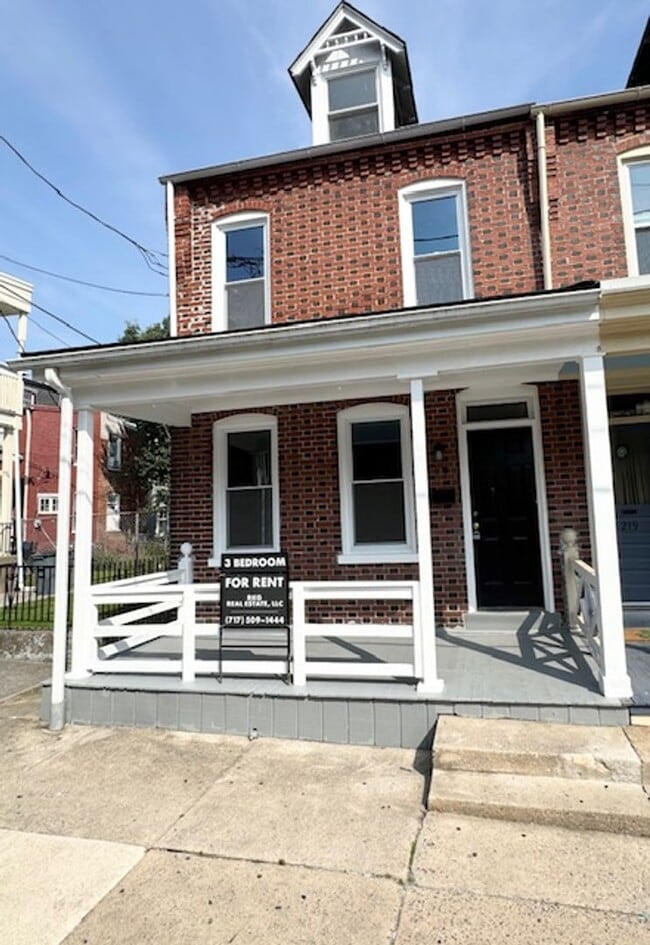 Primary Photo - 4 Bedroom Townhome