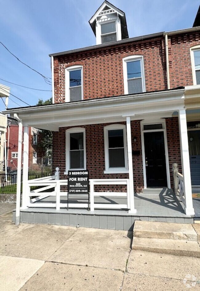 Building Photo - 4 Bedroom Townhome
