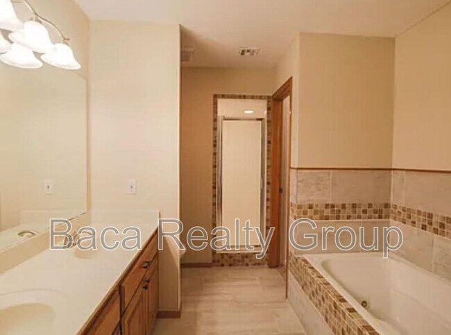 Building Photo - 6000 SE 86th St