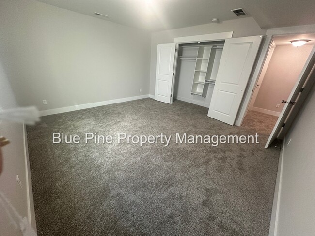 Building Photo - 176 Hideout Dr