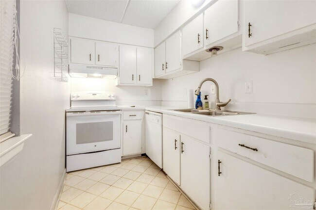 Building Photo - 209 W Miracle Strip Pkwy