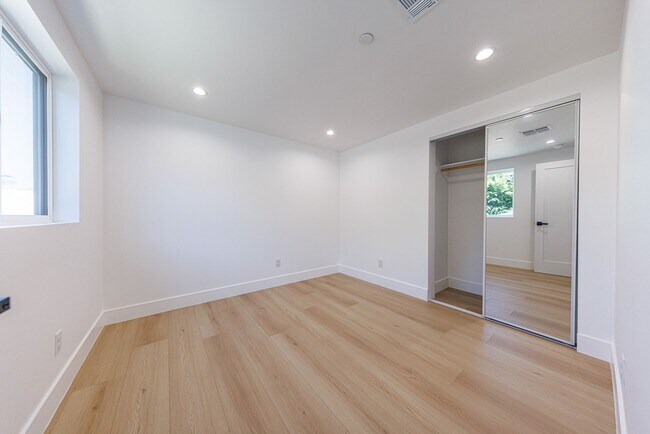 Building Photo - 1330 S Longwood Ave