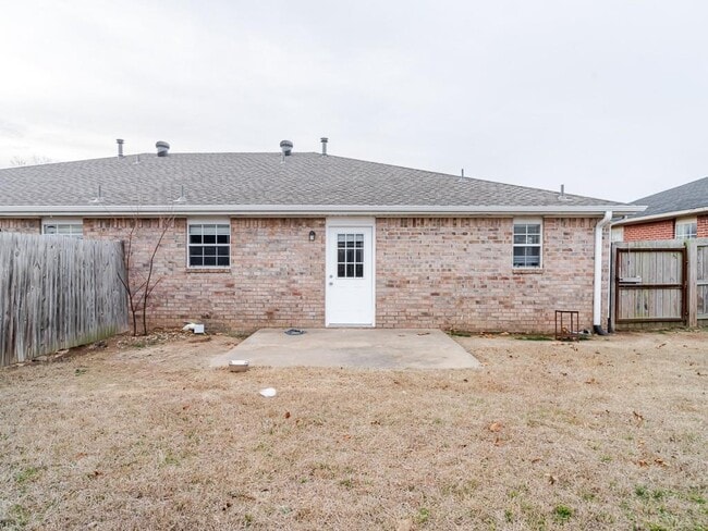 Building Photo - 13 Holly Dr