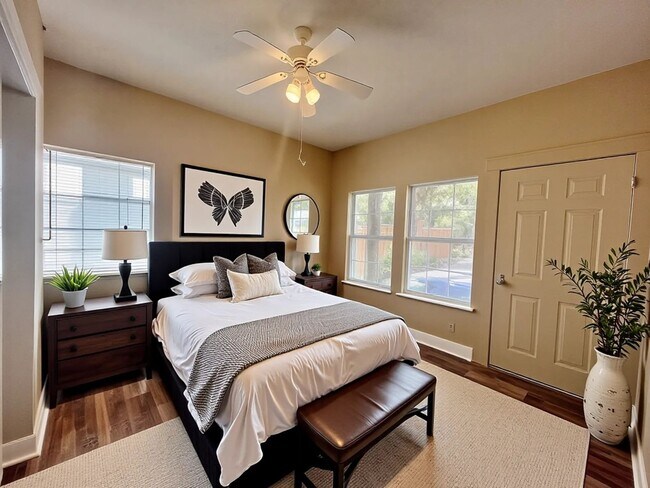 Building Photo - AMAZING!! 1 Bedroom 1 Bathroom Duplex In Highland Park!