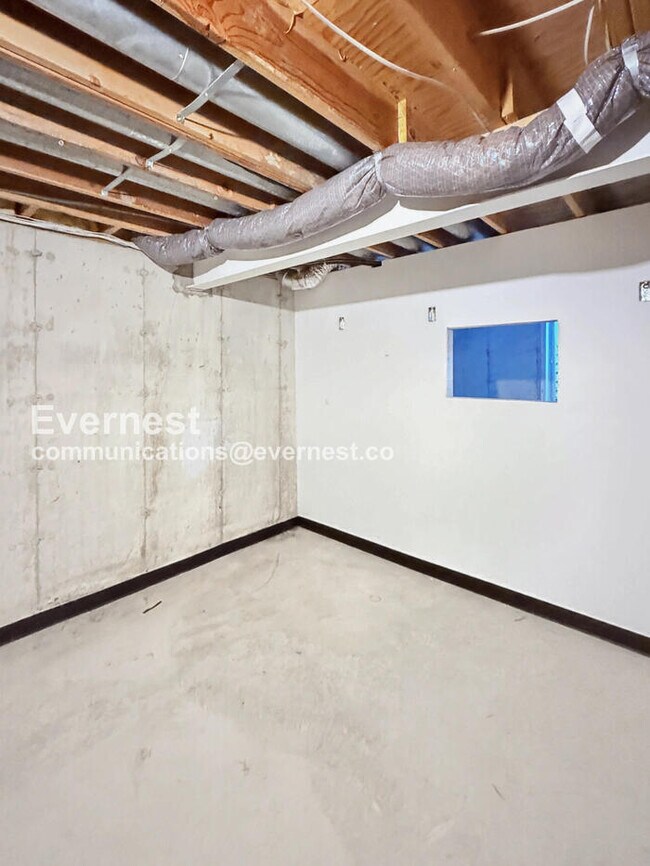 Building Photo - Spacious 3 Bed, 2.5 Bath Home with Fenced Yard and Attached Garage