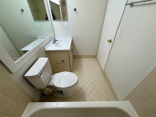 Building Photo - 3864 Carambola Cir N