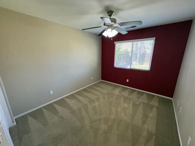 Building Photo - Lovely NW Visalia Home Near Shopping Centers Available Now!