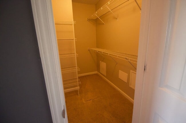 Building Photo - 120 Breezewood Dr