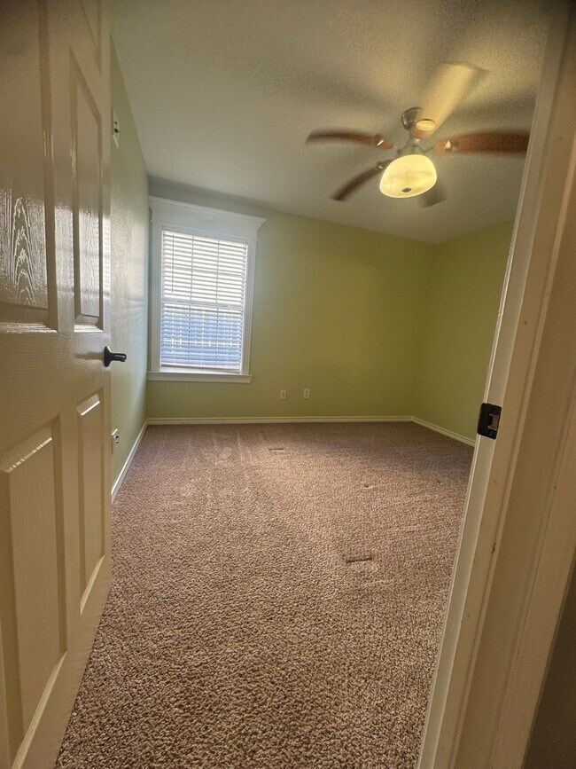 Building Photo - 34534 Lake Side Dr