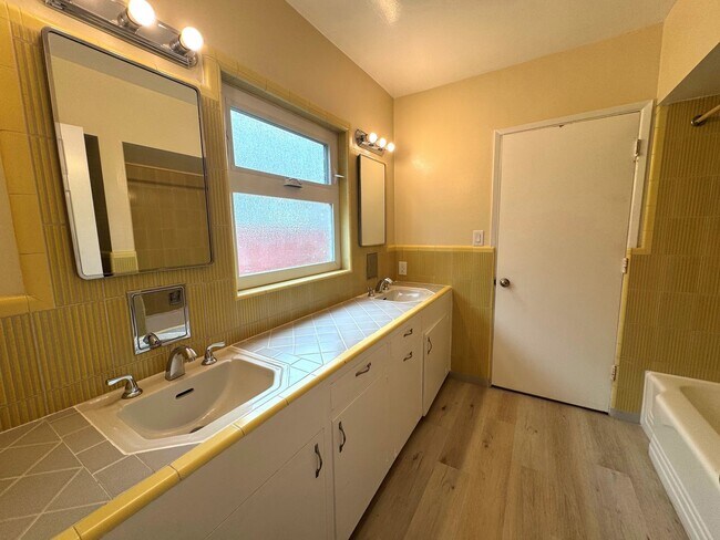 Building Photo - Hillside Ventura Home- Gorgeous Ocean View!!