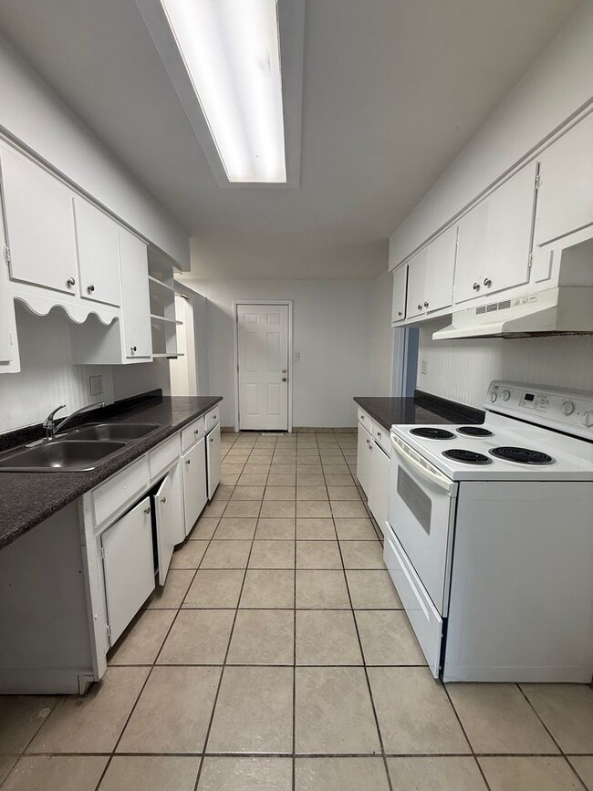 Building Photo - 4 Bedroom 2 Bathroom House Available NOW!