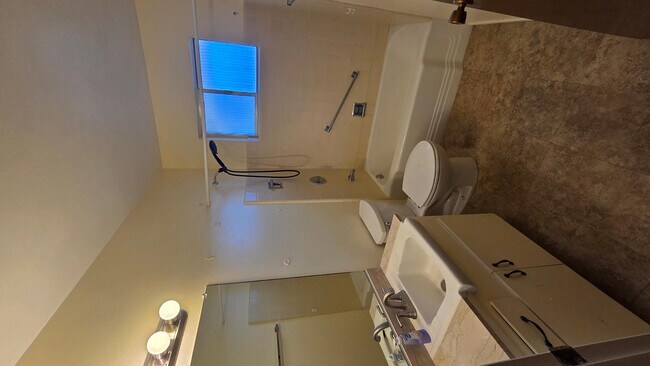 Building Photo - 10806 N 110th Dr