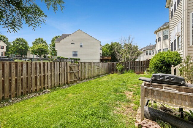 Building Photo - Stunning single-family home filled with th...