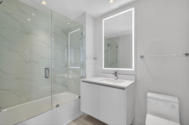 Building Photo - 700 NE 24th St