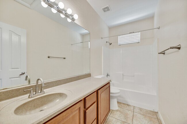 Building Photo - 8962 W Grovers Ave
