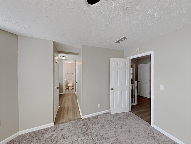 Building Photo - 411 River Point Dr