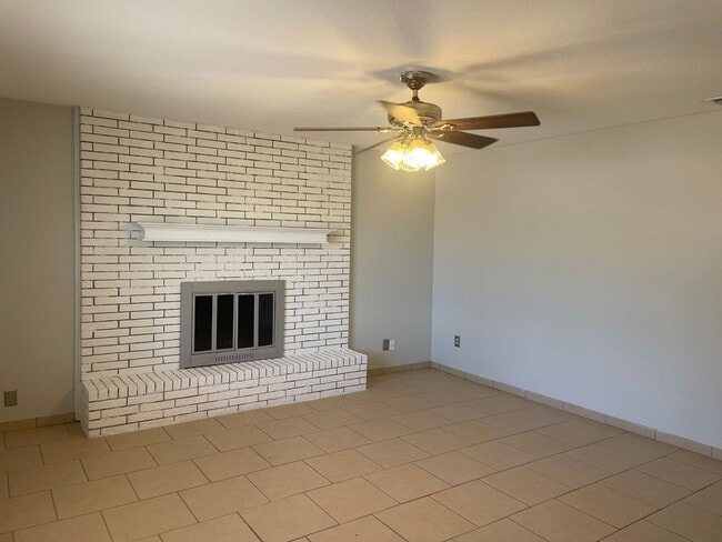 Building Photo - 2 Bedroom Duplex, 2 bath, carport