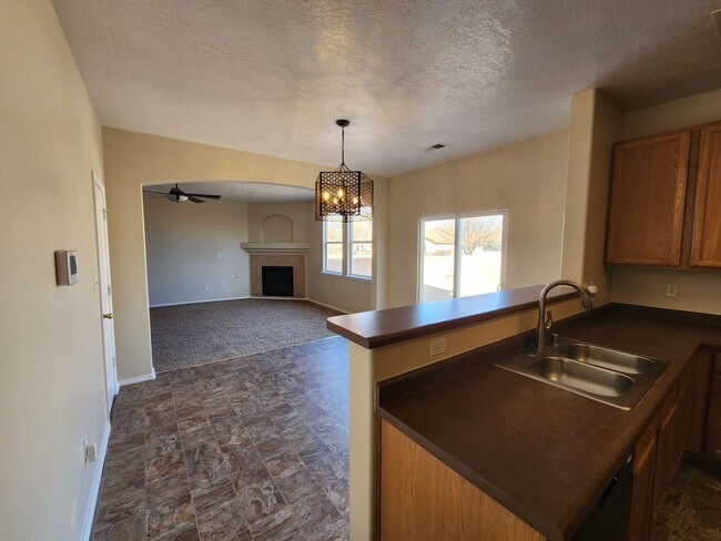 Building Photo - Amazing, Large 3 Bedroom Home in Southwest Albuquerque. Refrigerated Air, 2 Car Garage