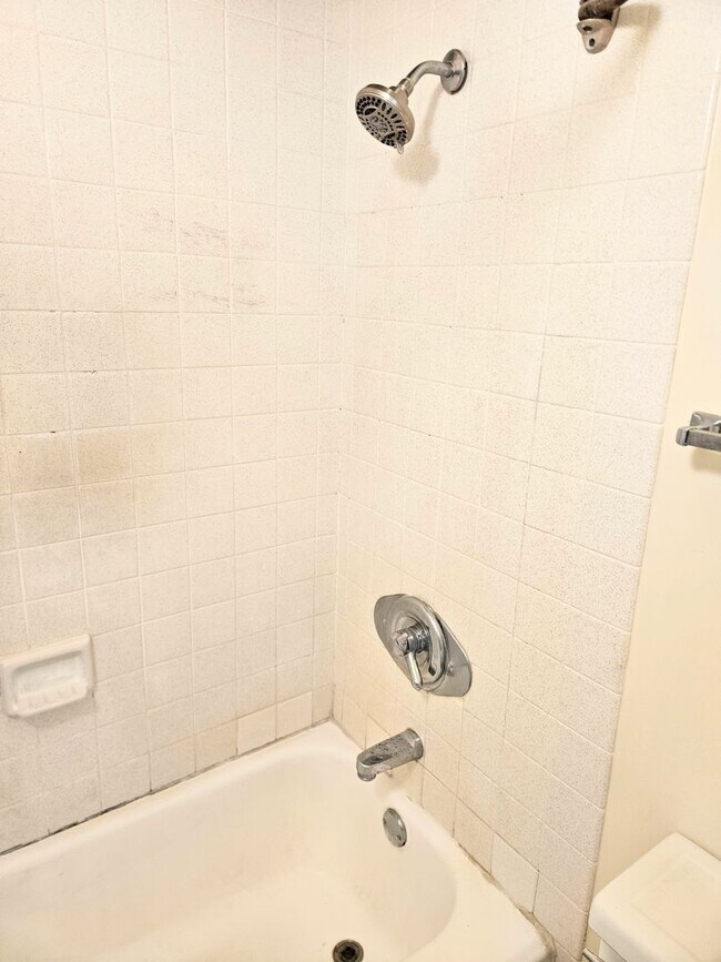 Building Photo - Punahou Pulelehua 2 Bedroom 1 Bathroom 1 Parking 15th Floor Condominium