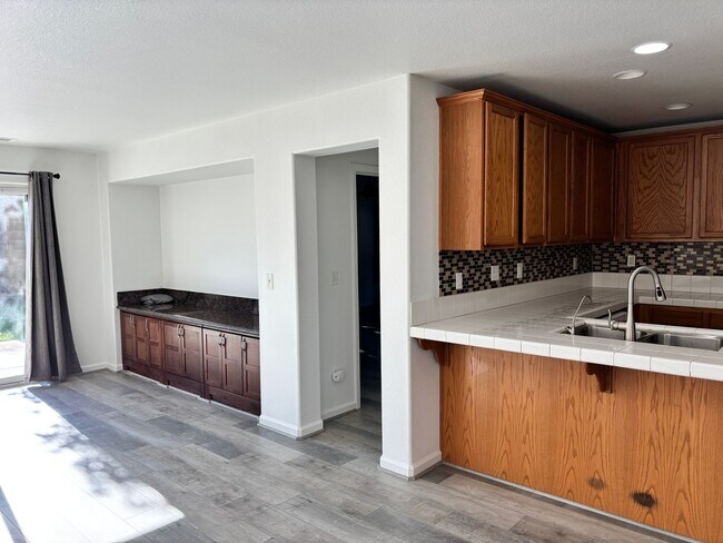 Building Photo - BEAUTIFUL, SPACIOUS,  4 BEDROOM, 2 BATHROO...