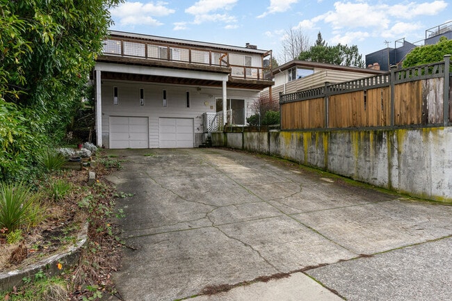 Building Photo - 6525 39th Ave SW