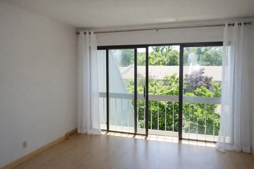 Building Photo - 624 Summit House